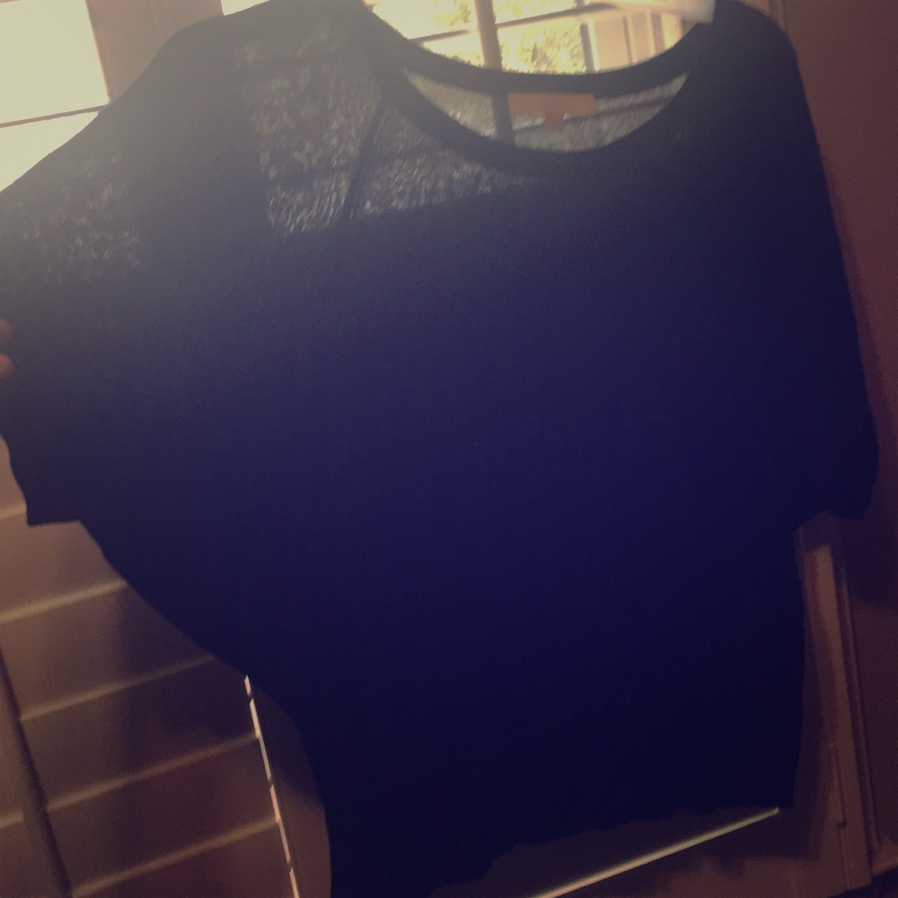 Lightweight sweater. Short sleeved